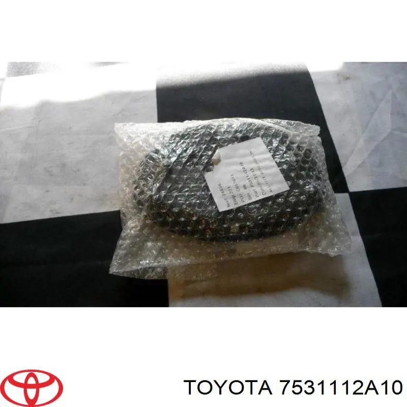 Эмблема капота на Toyota Auris JPP 