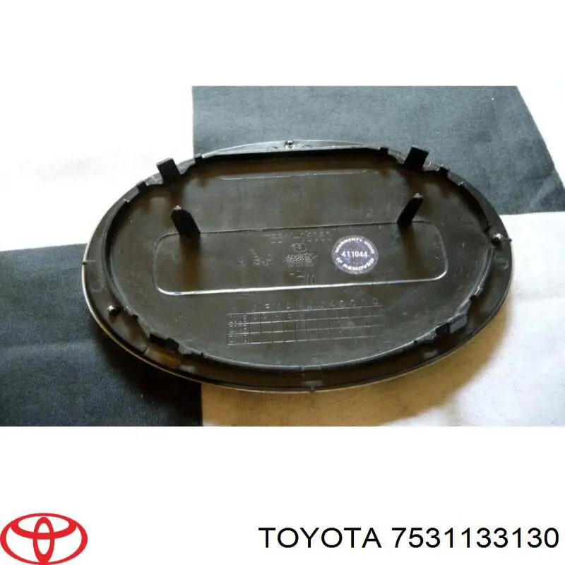 Эмблема решетки радиатора на Toyota Camry V40
