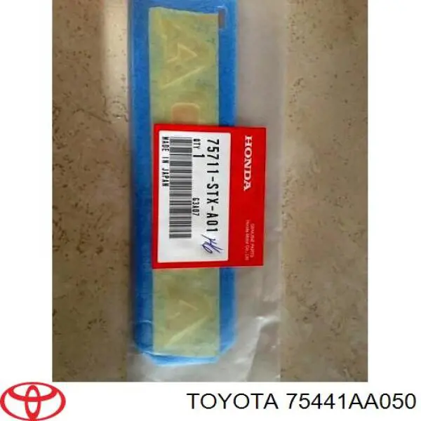 75441AA050 Toyota Фирменный значек на багажник