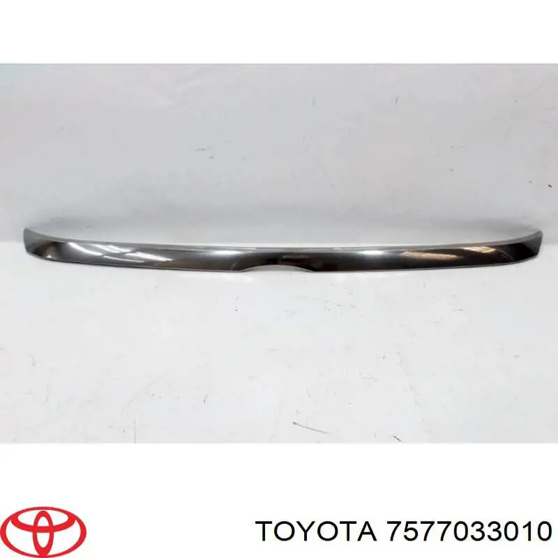 Молдинг капота на Toyota Camry VII V50