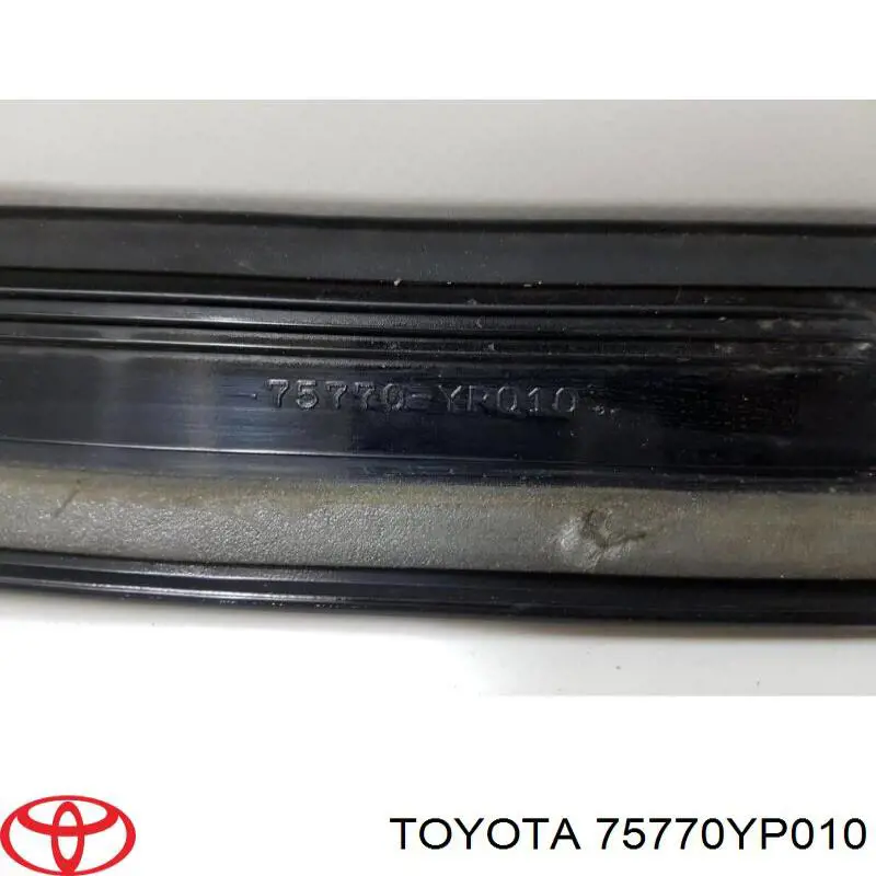75770YP010 Toyota молдинг капота