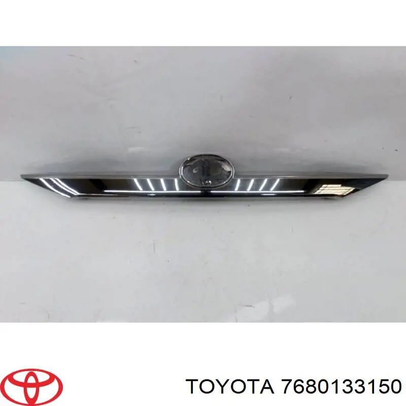 Накладка крышки багажника на Toyota Camry V50