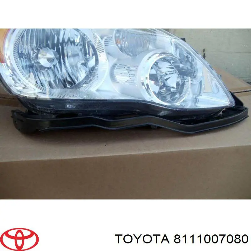 Правая фара 8111007080 Toyota