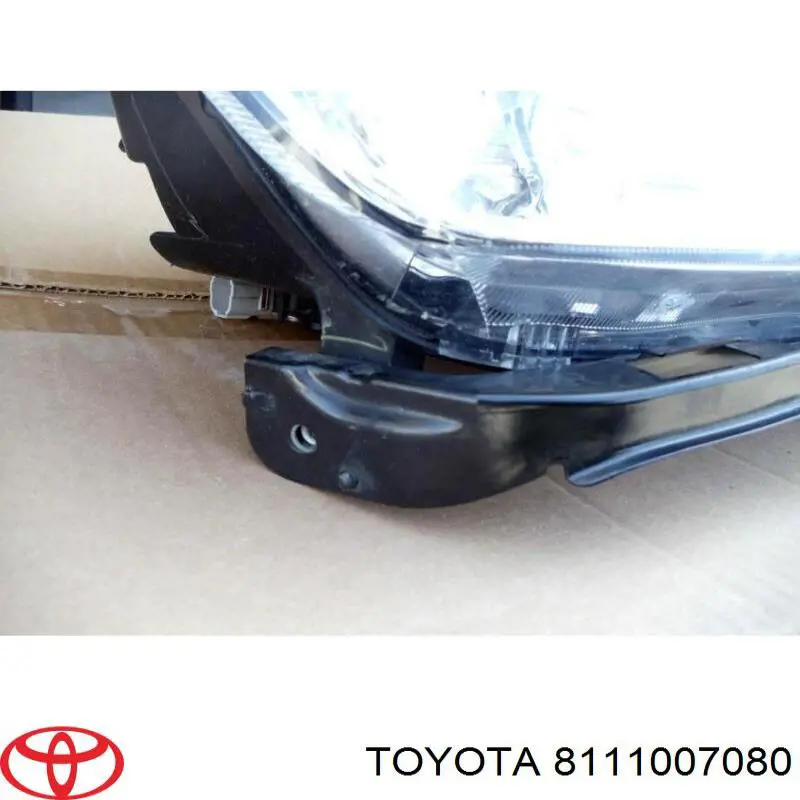 Правая фара 8111007080 Toyota