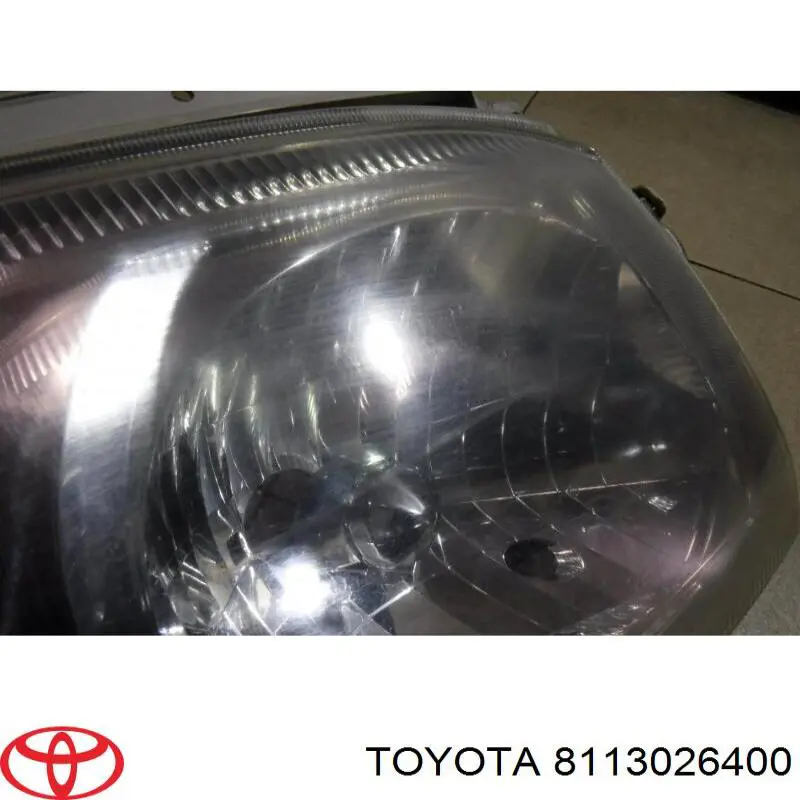 Правая фара 8113026400 Toyota