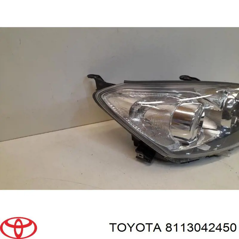Правая фара 8113042450 Toyota