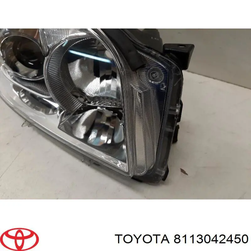 8113042450 Toyota Фара передняя правая