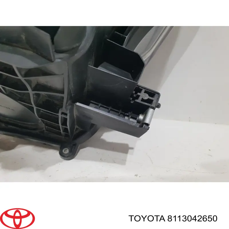 Правая фара 8113042650 Toyota