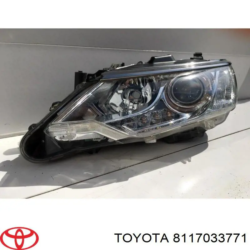 Левая фара 8117033771 Toyota