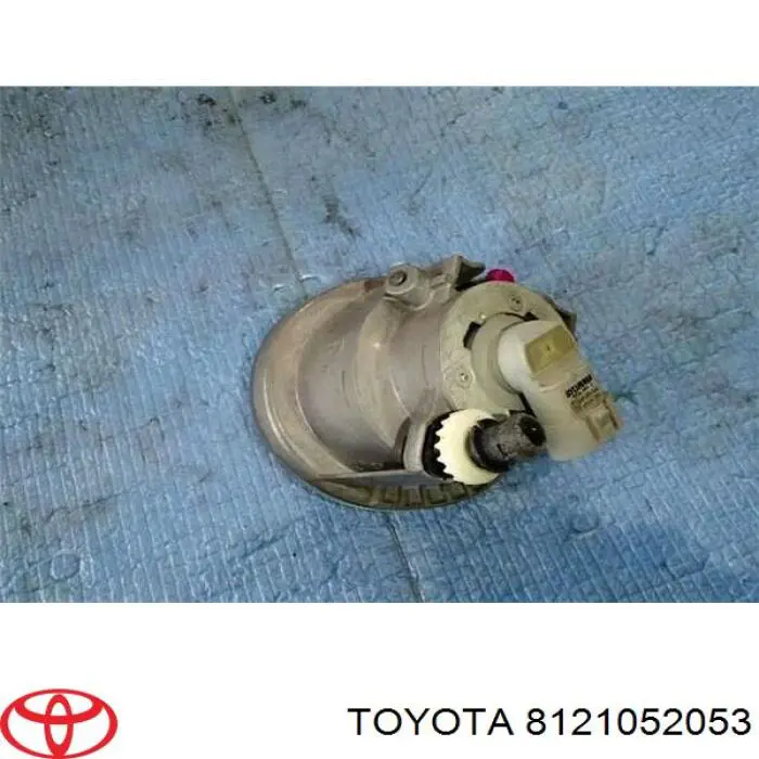Правая противотуманная фара Toyota 8121152051