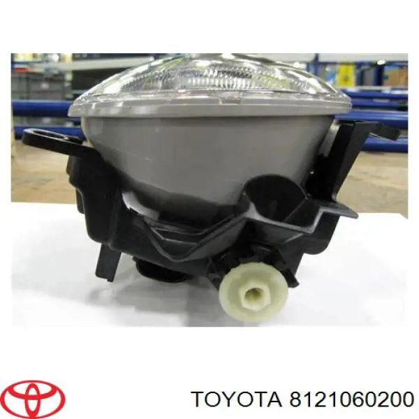 Фара противотуманная правая Toyota 8121060200
