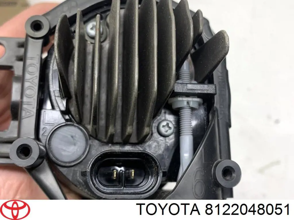 Фара противотуманная левая 8122048051 Toyota