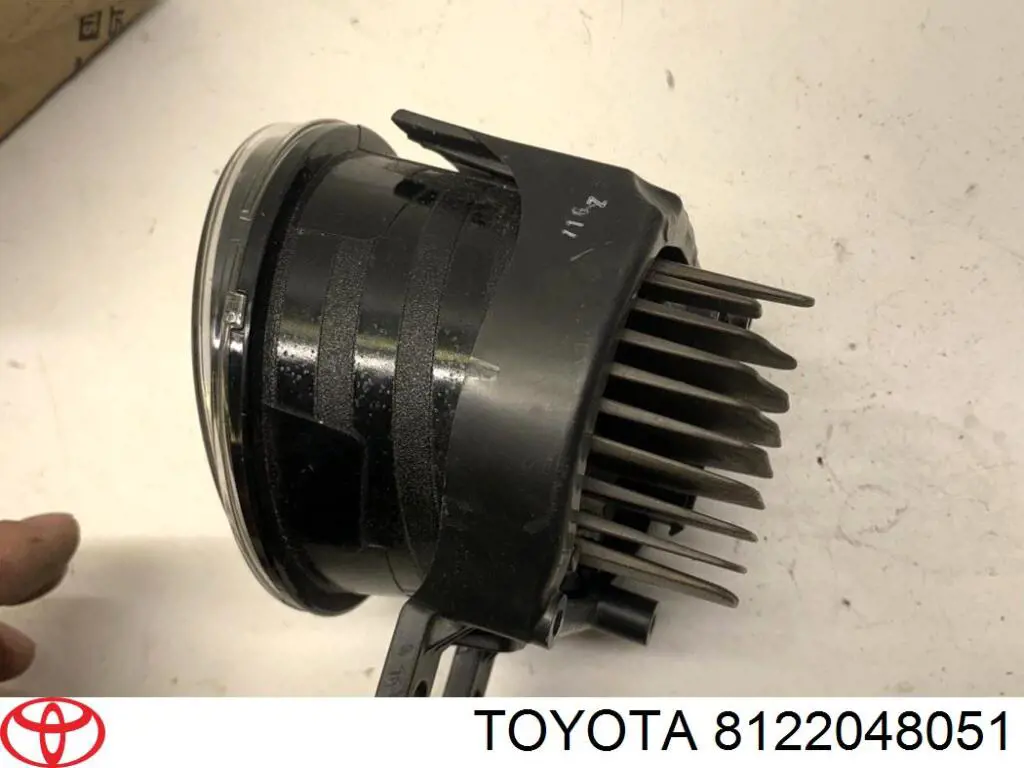 Левая противотуманная фара Toyota 8122048051