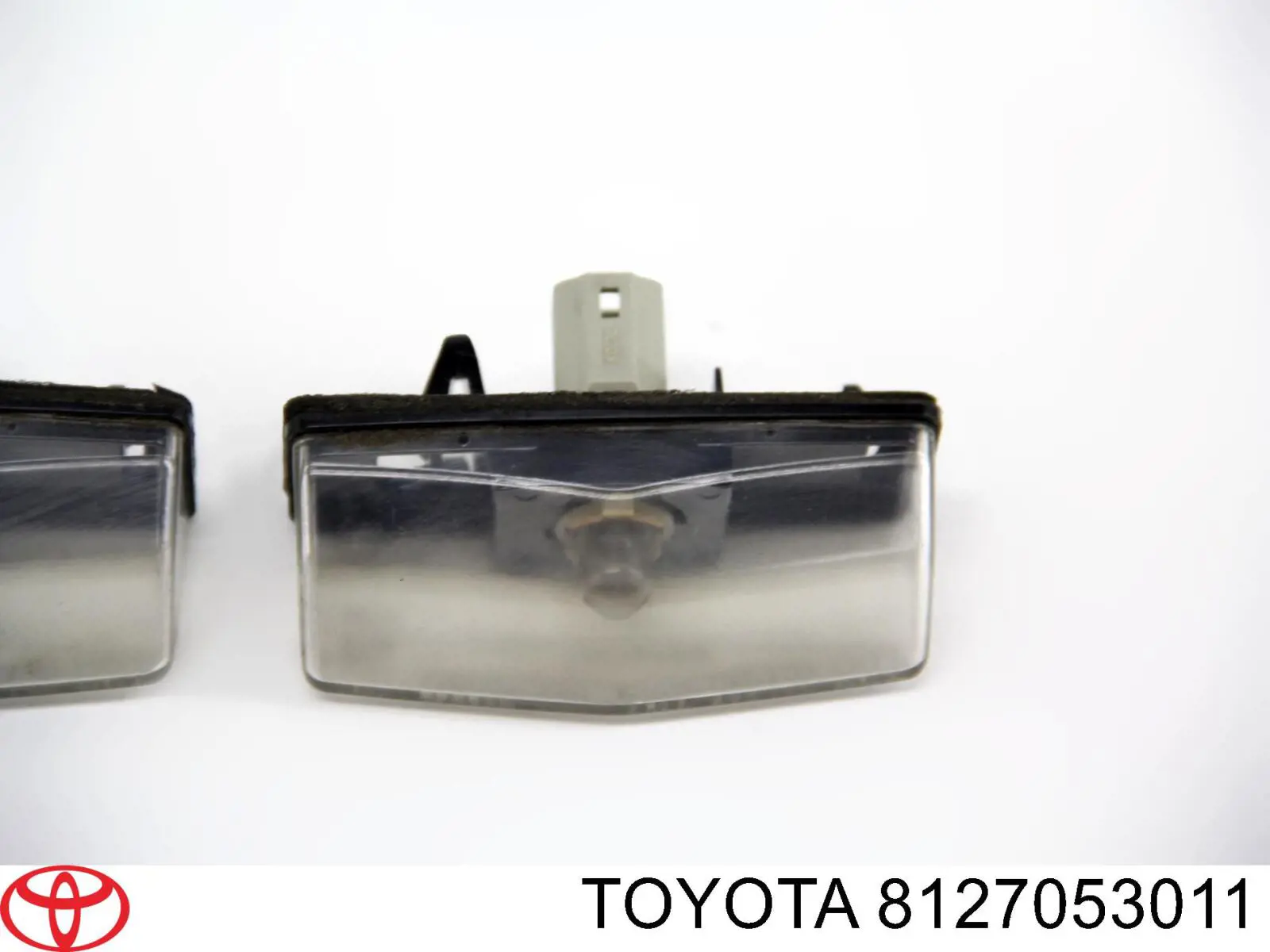 Фонарь освещения номерного знака Toyota 8127053011