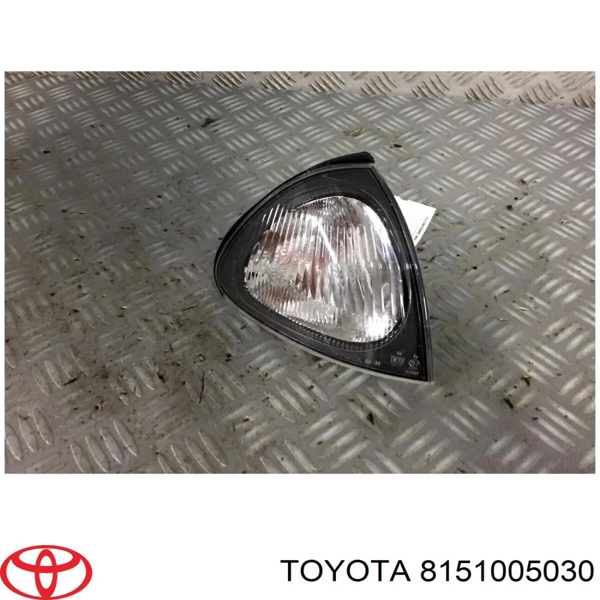 Указатель поворота правый Toyota 8151005030