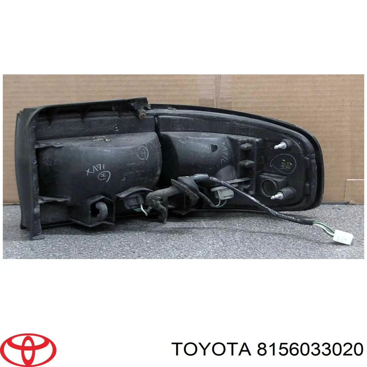 8156033021 Toyota lanterna traseira esquerda