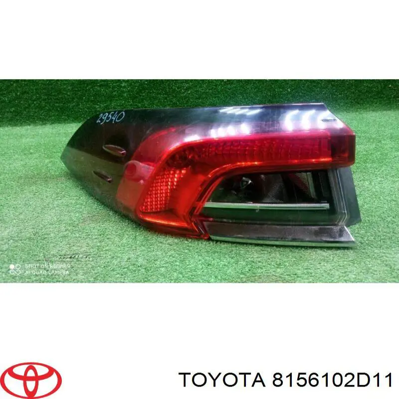 8156102D11 Toyota lanterna traseira esquerda externa