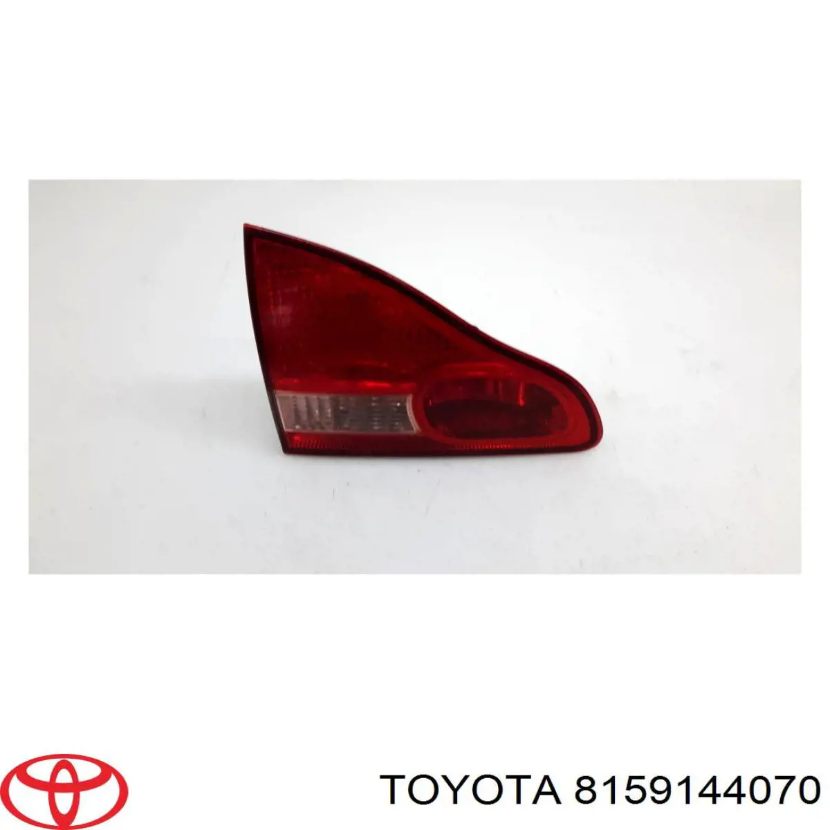 Фонарь задний левый внутренний на Toyota Avensis Verso 