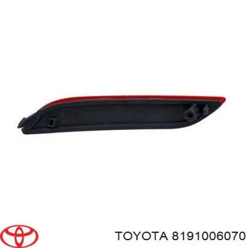 Катафот (отражатель) заднего бампера правый на Toyota Camry V70