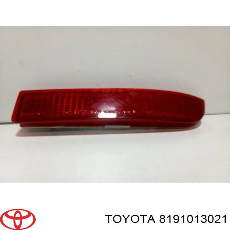 Правый катафот заднего бампера 8191013021 Toyota