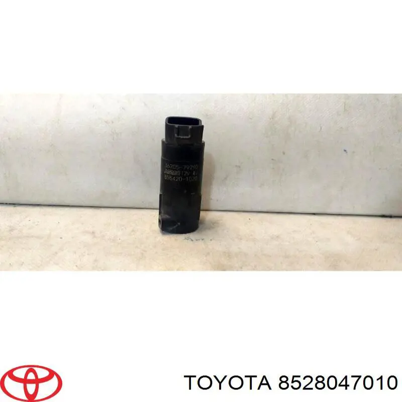 Насос-мотор омывателя фар на Toyota Prius C 