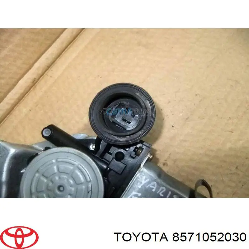 Мотор стеклоподъемника двери передней правой на Toyota Yaris P10