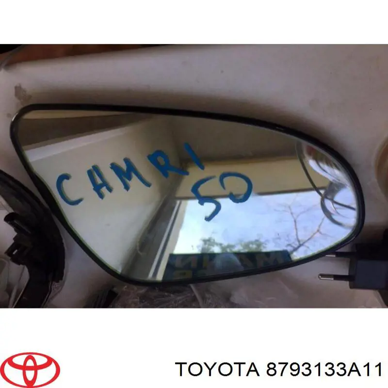 Зеркальный элемент зеркала заднего вида правого на Toyota Camry V50