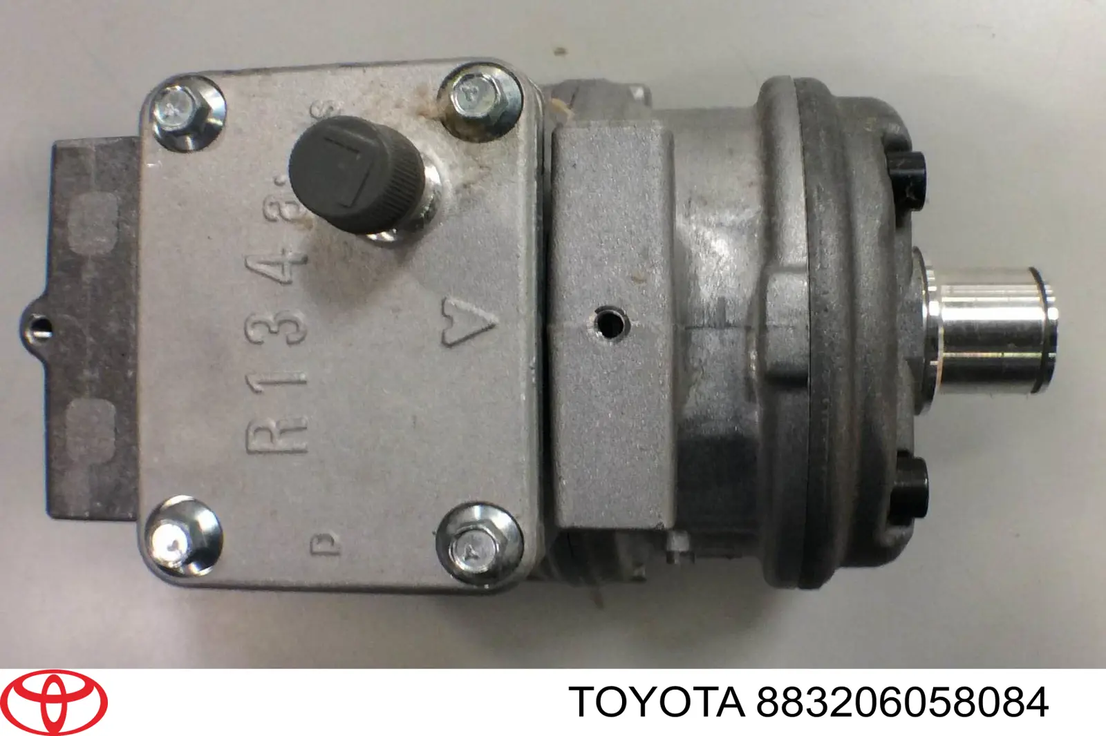 Компрессор кондиционера 883206058084 Toyota