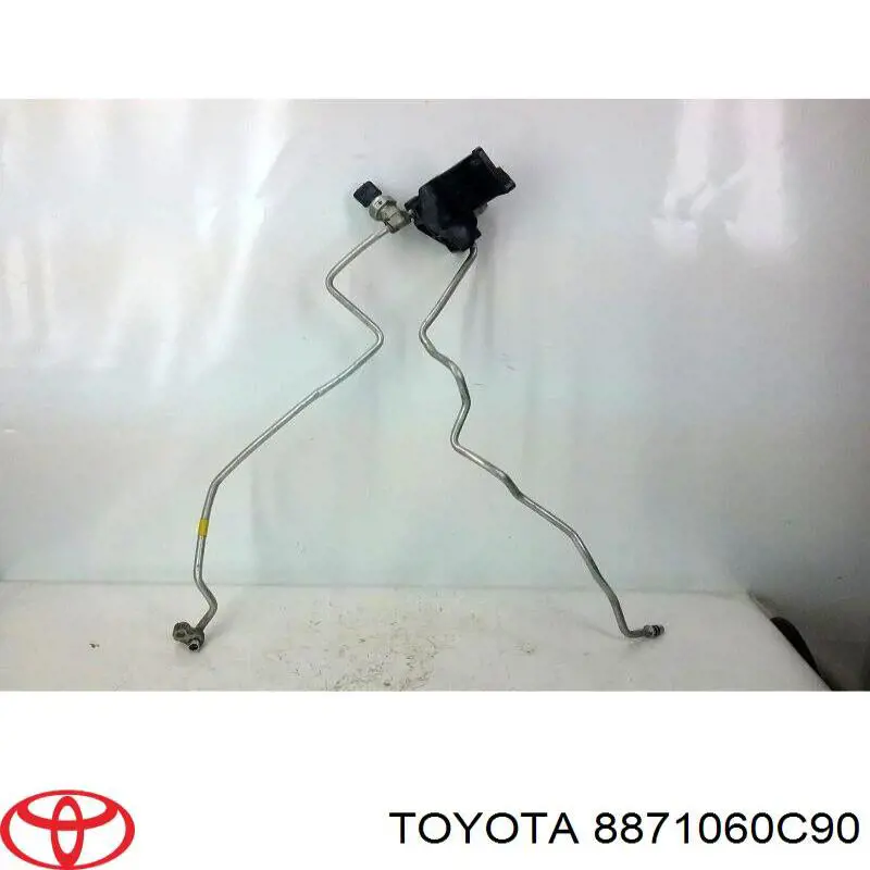 8871060C90 Toyota Шланг кондиционера, от радиатора к испарителю