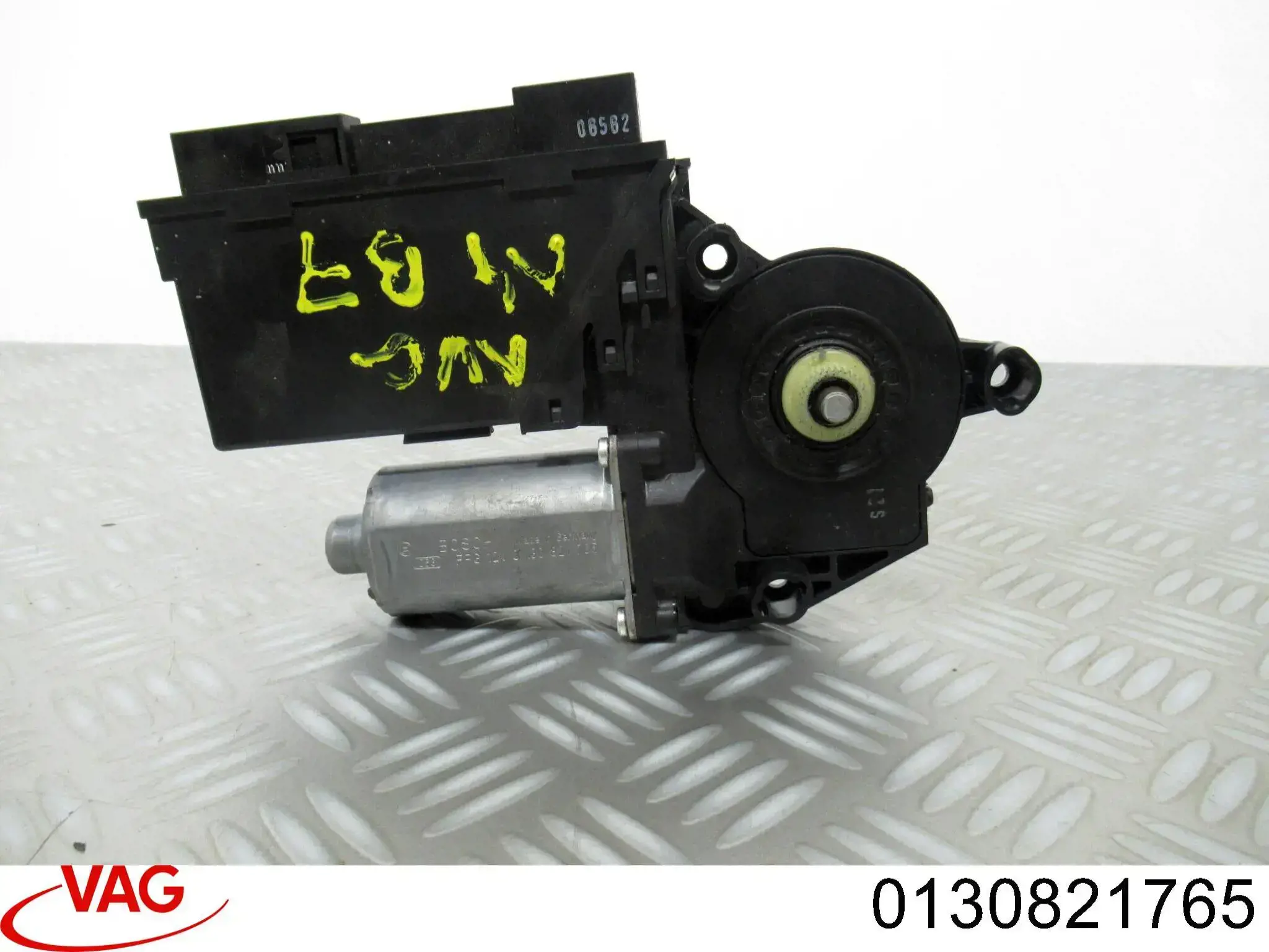 0130821765 Bosch Мотор стеклоподъемника двери передней, левой
