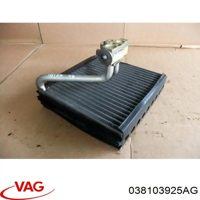 Купить 038103925AG VAG Крышка двигателя