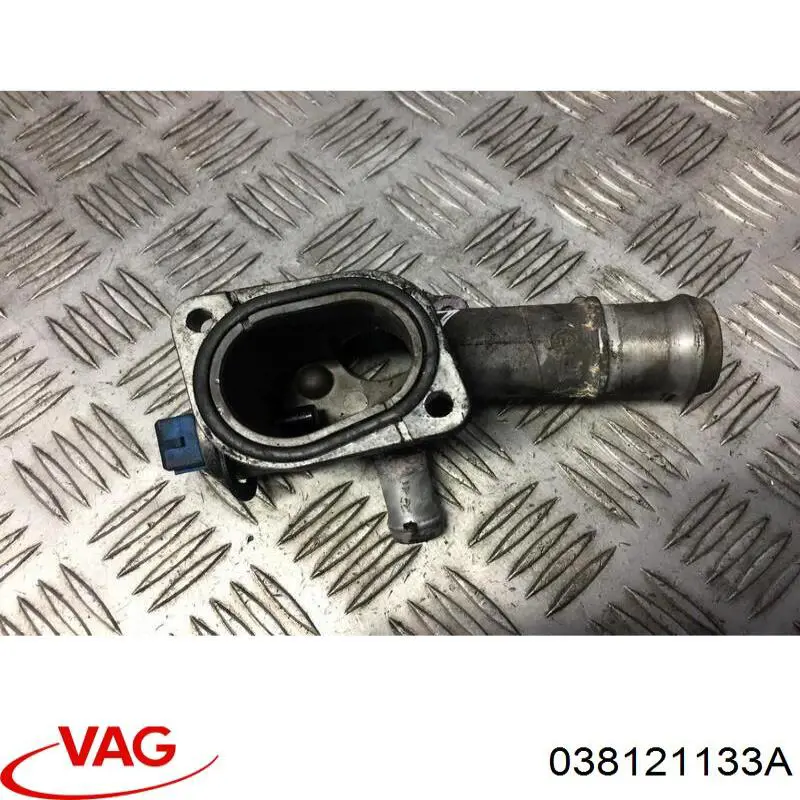 Фланец системы охлаждения 038121133A VAG