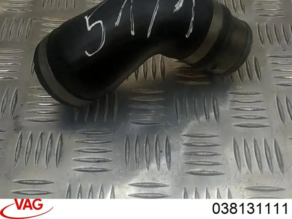 038131111 VAG Tubo flexible de aire de sobrealimentación inferior original y equivalente