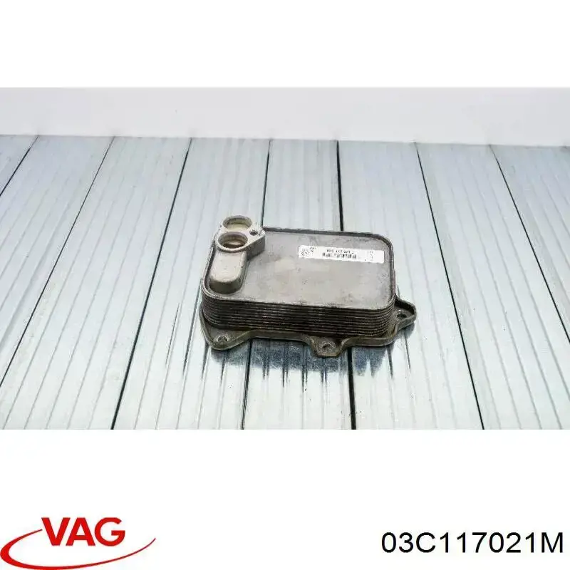 Радиатор масляный на Volkswagen Passat B7, 365