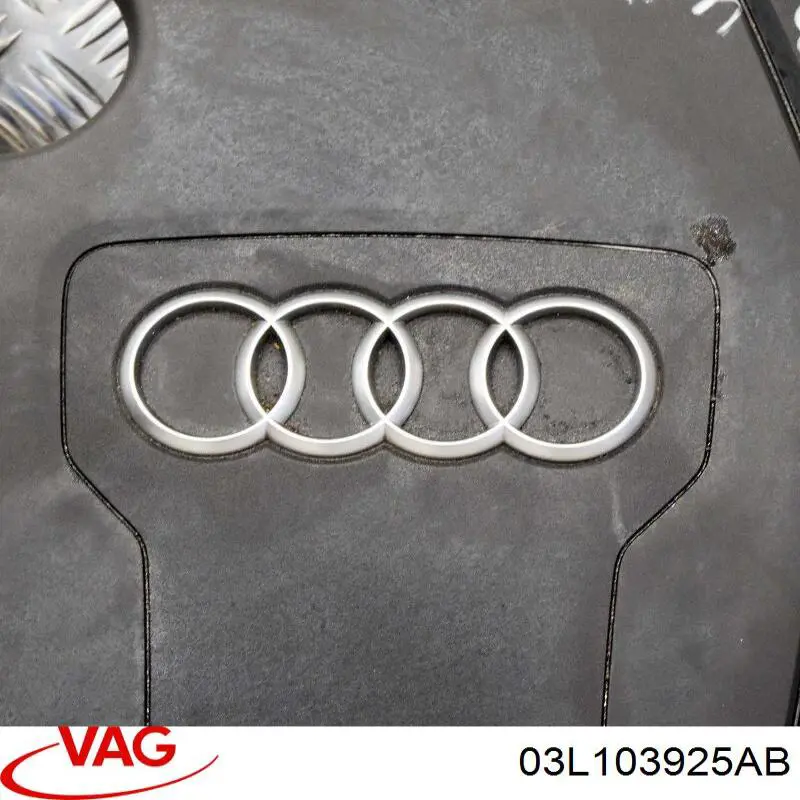Крышка двигателя 03L103925AB VAG