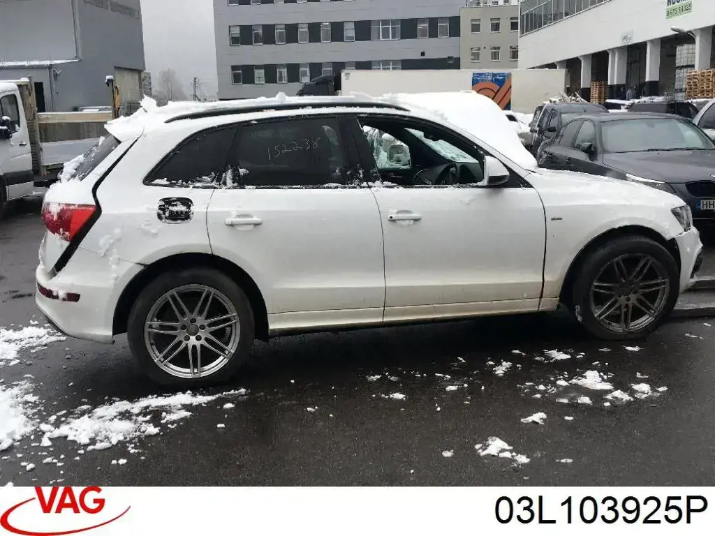 Крышка двигателя 03L103925P VAG