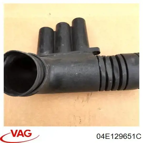 Патрубок воздушный выход воздушного фильтра VAG 04E129651C
