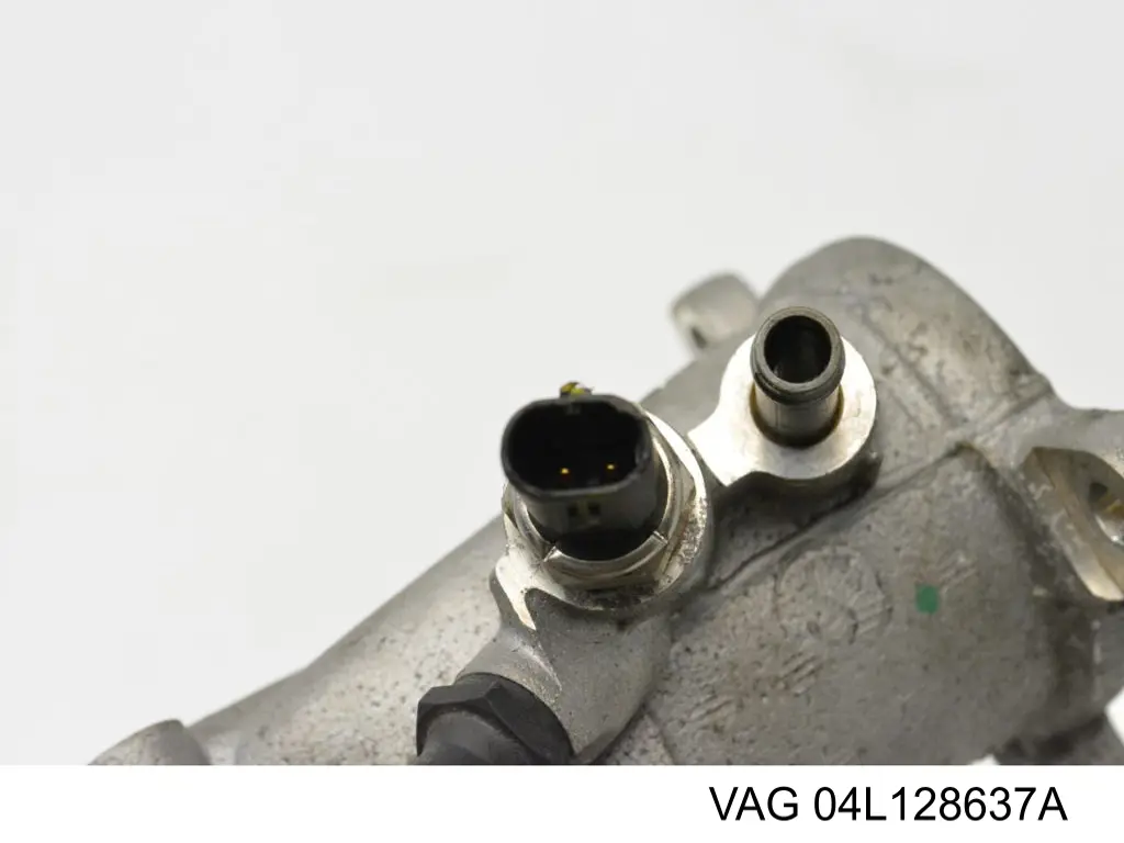 Патрубок дроссельной заслонки 04L128637A VAG
