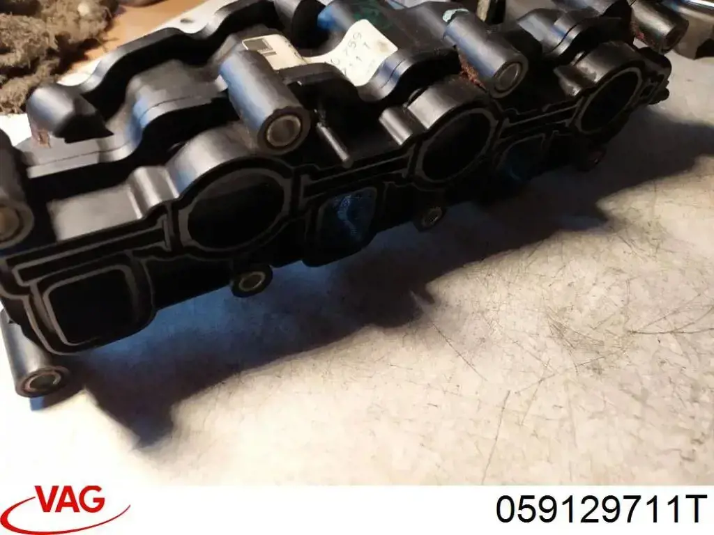 Коллектор впускной левый 059129711T VAG