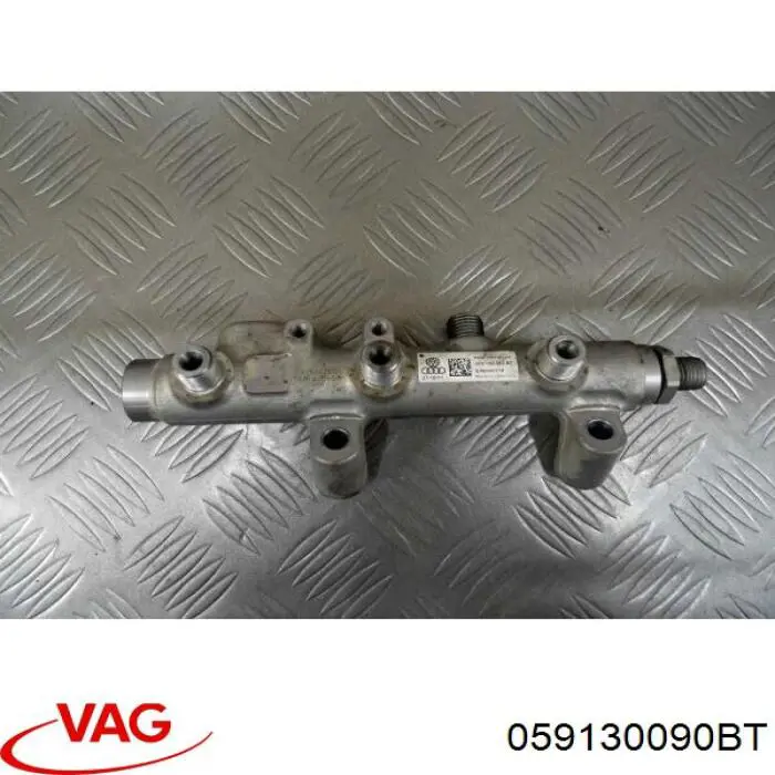 Распределитель топлива (рампа) правый 059130090BT VAG