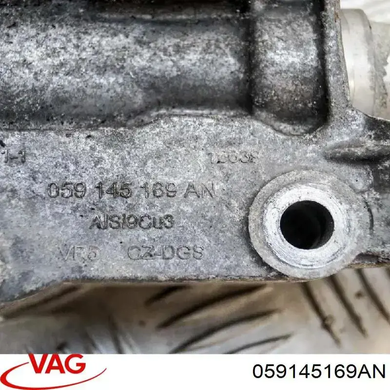 Кронштейн компрессора кондиционера 059145169AN VAG