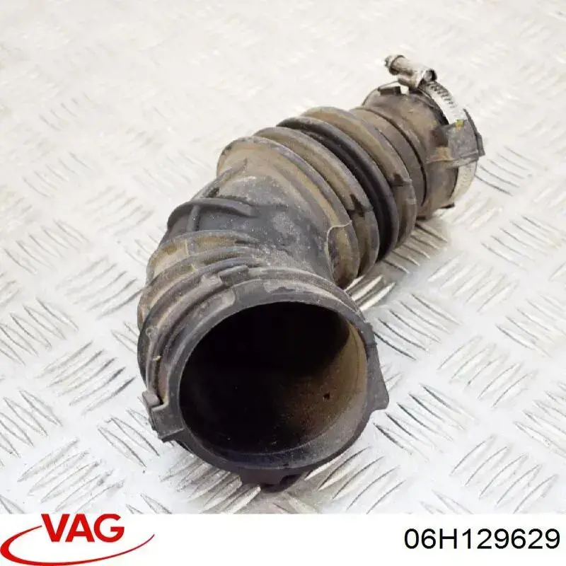 06H129629 VAG Патрубок воздушный, выход воздушного фильтра