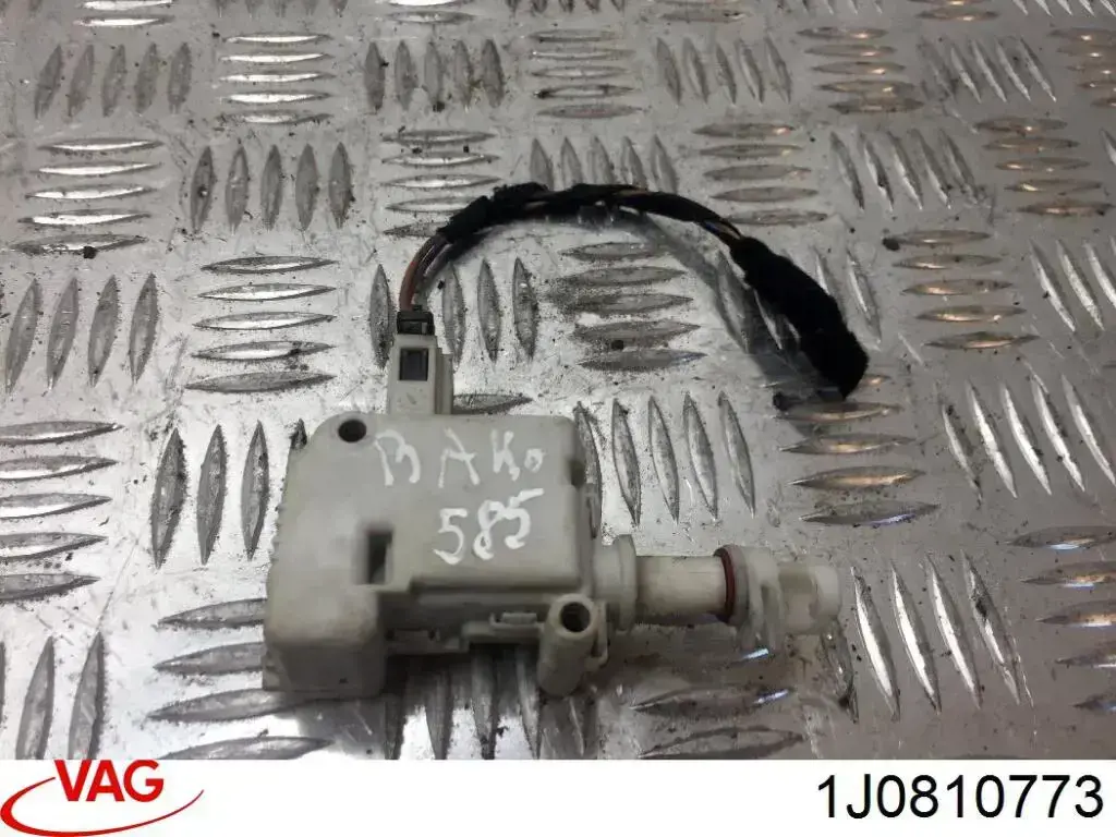 Замок открывания лючка бензобака 31810001 AND