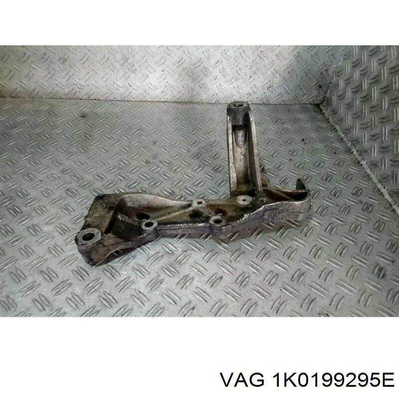 Кронштейн передней балки 1K0199295E VAG