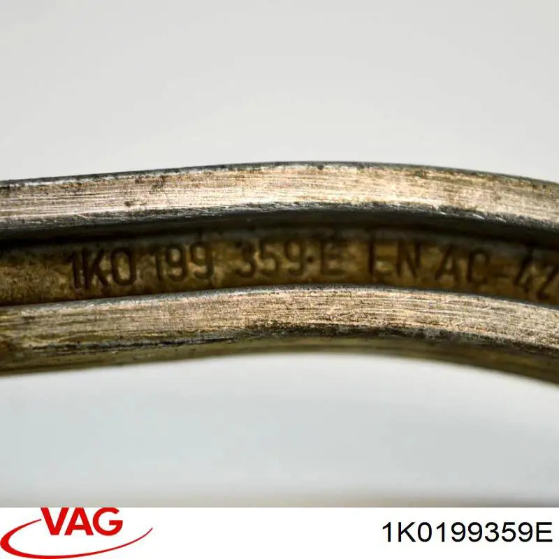 Подушка (опора) двигателя, левая на Volkswagen Jetta VII BU3, BU4