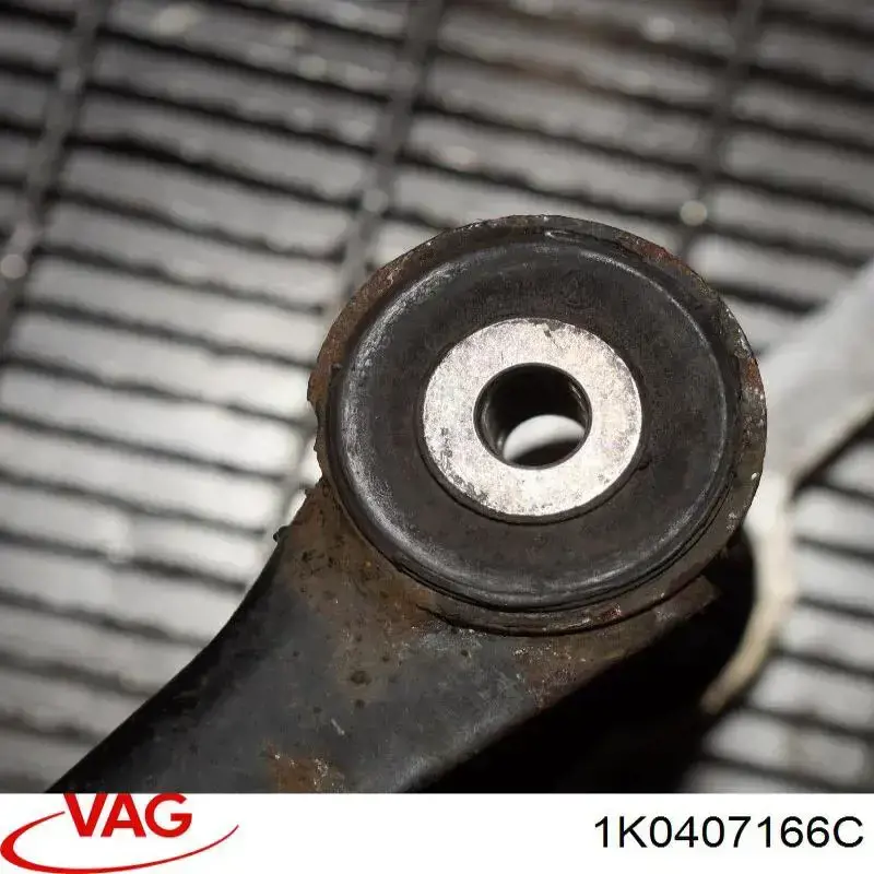 Правый рычаг передней нижней подвески VAG 1K0407166C цена, от 31.78 USD
