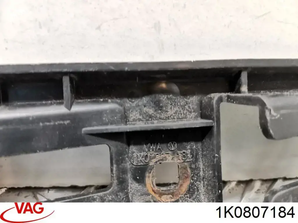 Кронштейн бампера переднего внешний правый 1K0807184 VAG