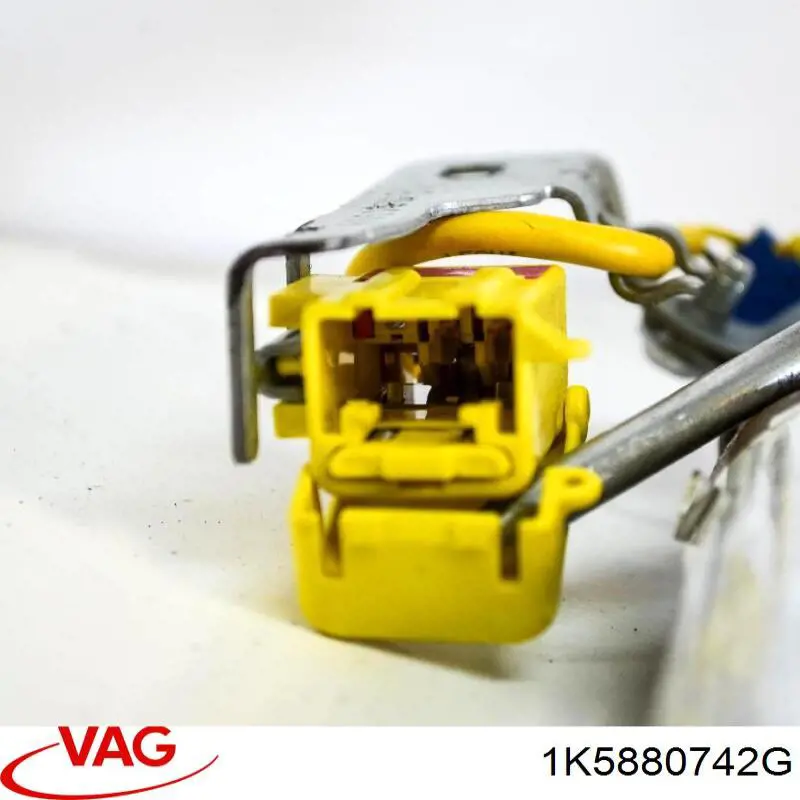 Шторка боковая правая VAG 1K5880742G цена, от 31.67 USD