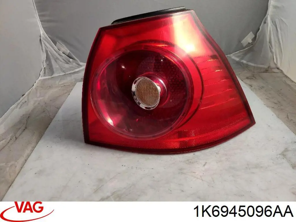 Фара задняя правая внешняя VAG 1K6945096AA цена, от 30.24 USD