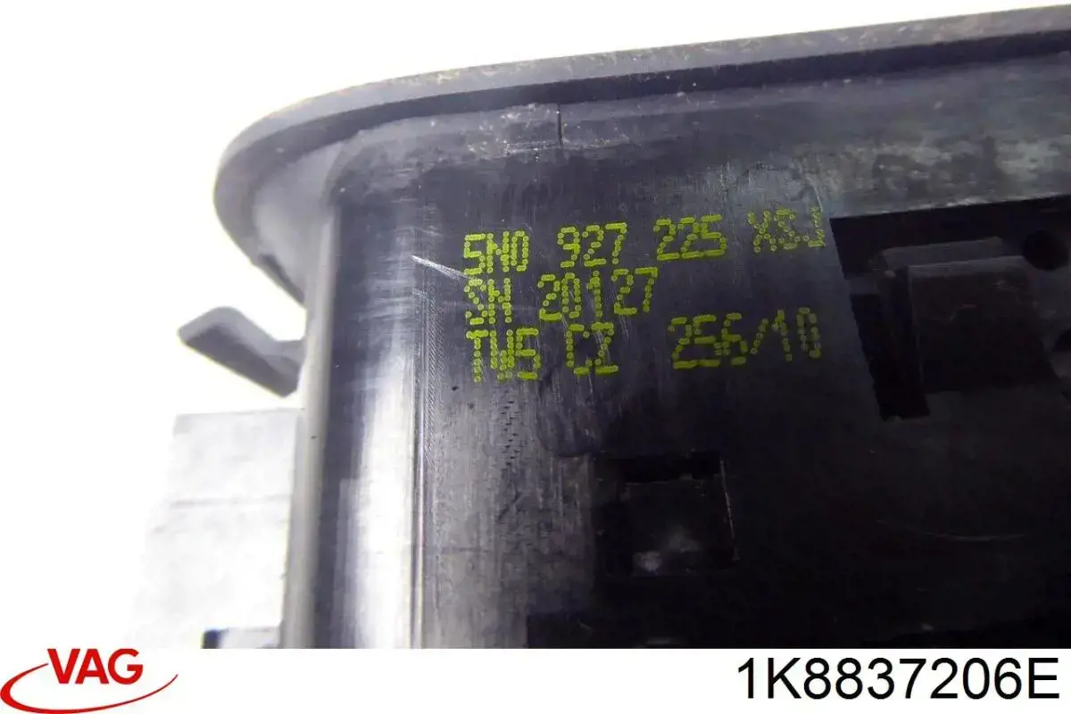 Ручка задней двери наружная, правая VAG 1K8837206E